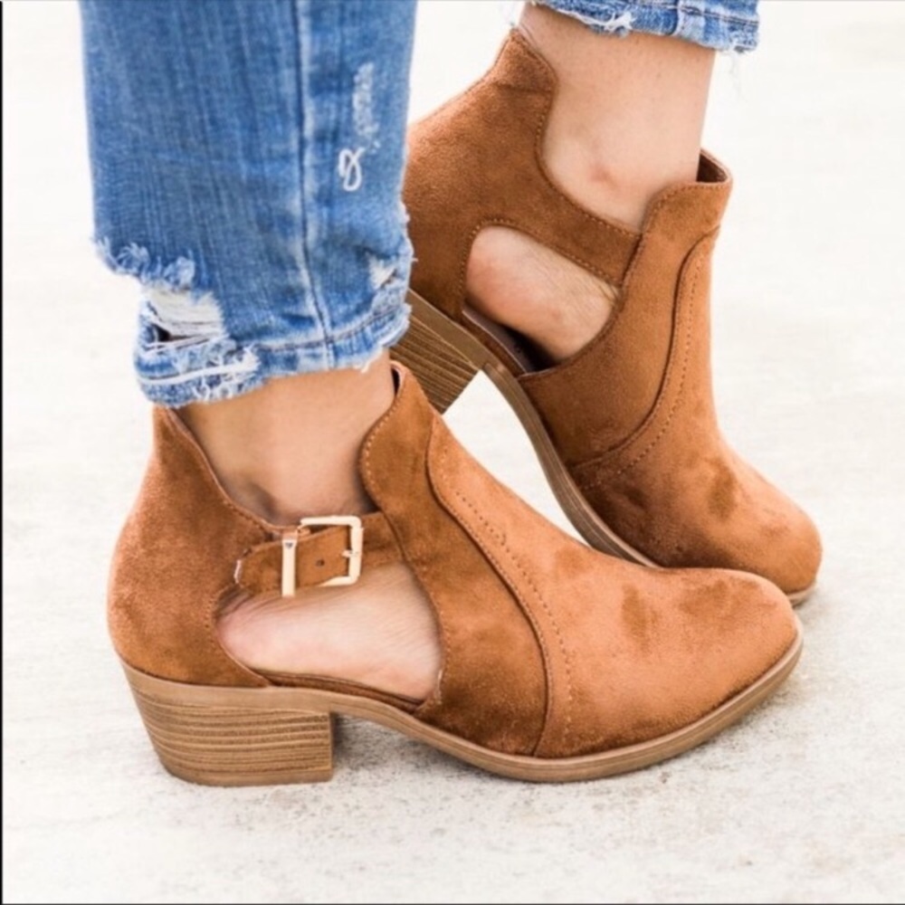 ONLY 1️⃣ LEFT!!!! VEGAN LEATHER BOOTIES